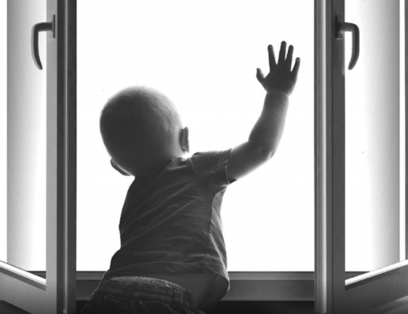 Ребенок на окне! Как защитить ребенка от падения из окна