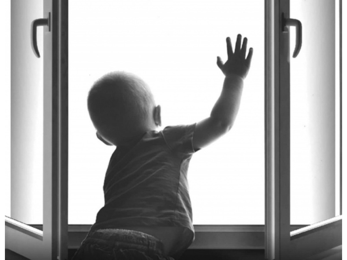 Дитина на вікні! Як захистити дитину від падіння з вікна