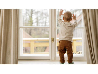Как защитить ребенка от падения из окна